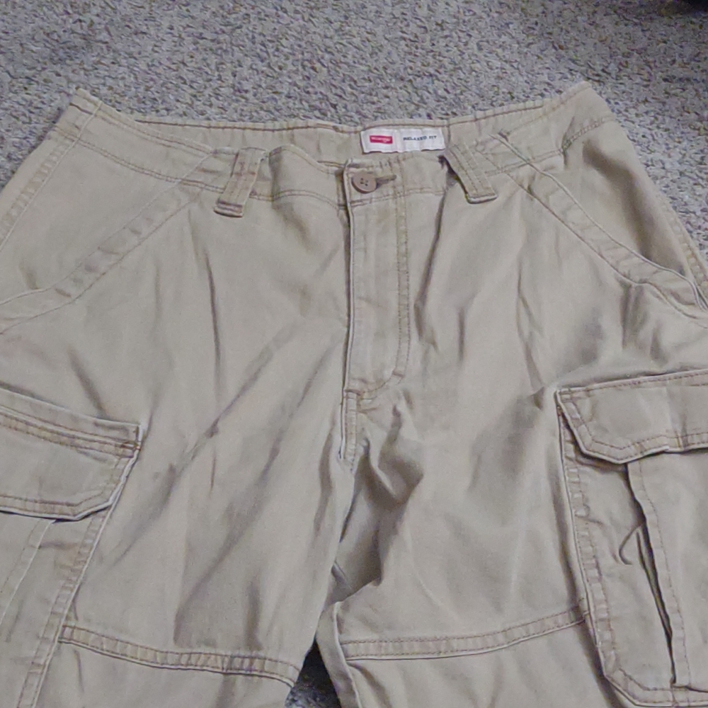 Men's Wrangler relaxed fit cargo shorts size 32